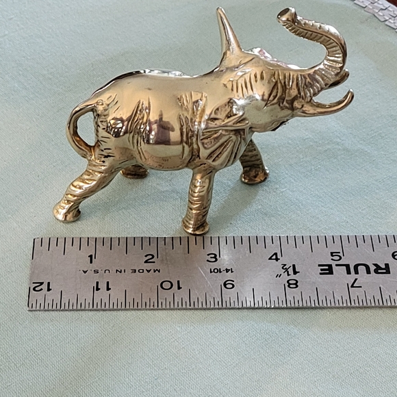 VINTAGE SOLID BRASS ELEPHANT FIGURINE IN EXCELLENT CONDITION. - Picture 7 of 7